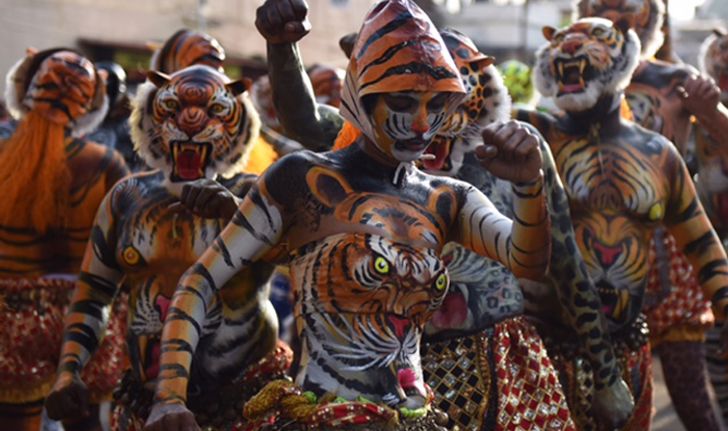 ชาวอินเดียแต่งกายเป็นเสือร่วมฉลองเทศกาล Onama