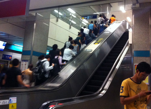 MRTขัดข้องที่สถานีศูนย์วัฒนธรรม-คนรออื้อ
