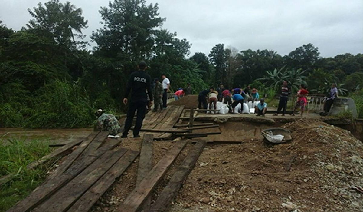 นอภ.แม่ระมาดสั่งช่วยน.ร.บ้านห้วยโป่งถ.เข้าหมู่บ้านพัง