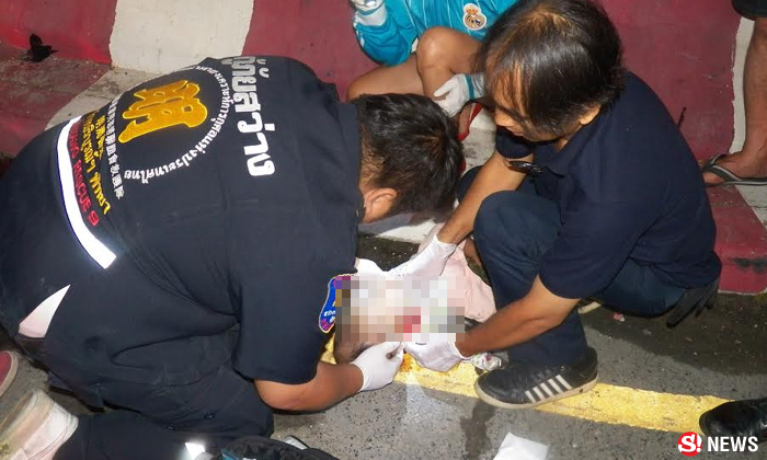 ฝรั่งซิ่งเก๋งชนท้ายซาเล้ง 4 พ่อแม่ลูก ผู้หญิง-ทารกดับสลด