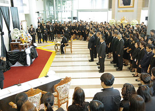 พม.จัดพิธีลงนามแสดงความอาลัยในหลวง