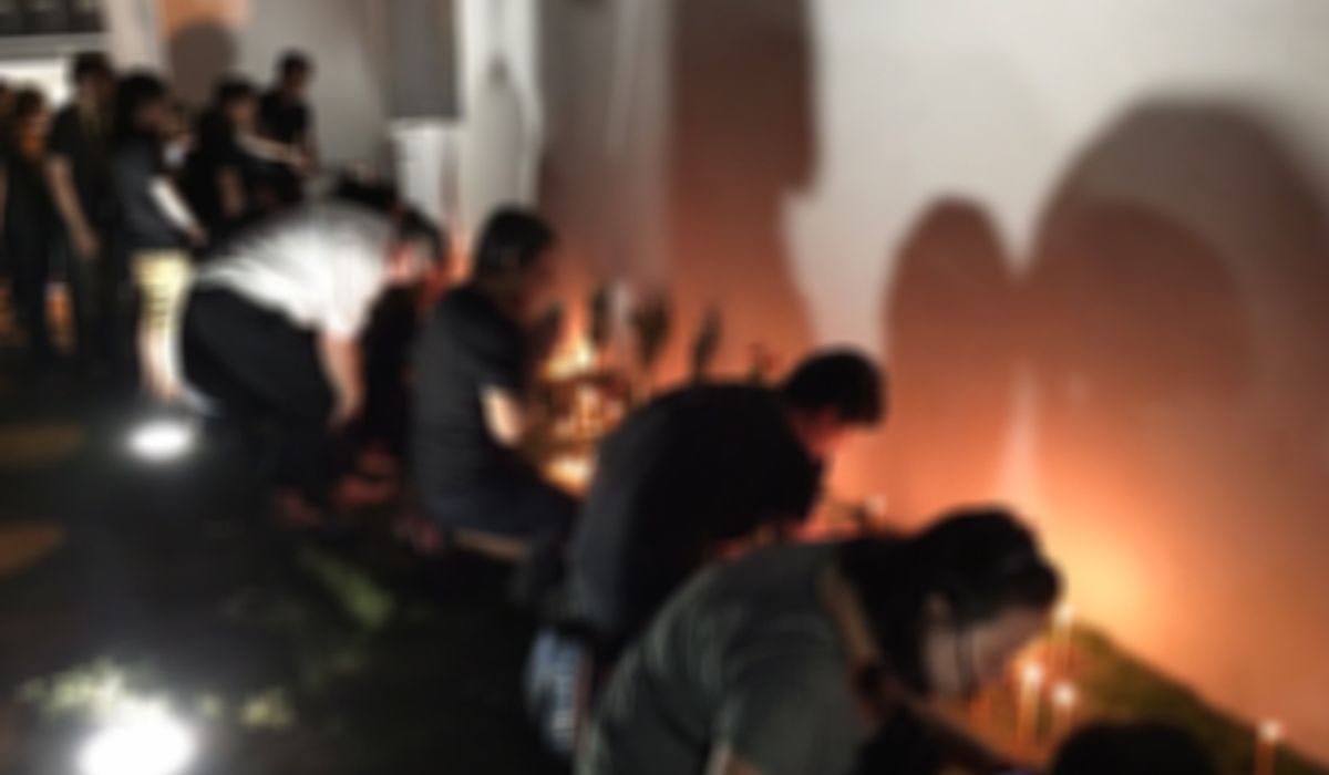 น.1ขอปชช.จุดเทียนห่างกำแพงพระราชวัง1เมตร