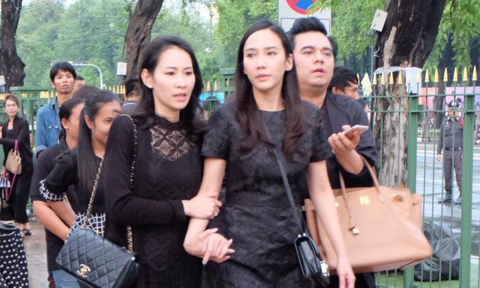 อั้ม พัชราภา ร่วมแสดงความอาลัยที่หน้าพระบรมมหาราชวัง