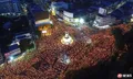 คนลำปางนับแสนกอดรูปพ่อหลวง จุดเทียน-ร้องเพลงถวายความอาลัย