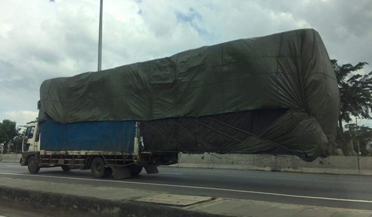 ชาวเน็ตทึ่ง! แชร์ภาพรถบรรทุก 6 ล้อ ขนสินค้าแบบกลัวไม่คุ้ม