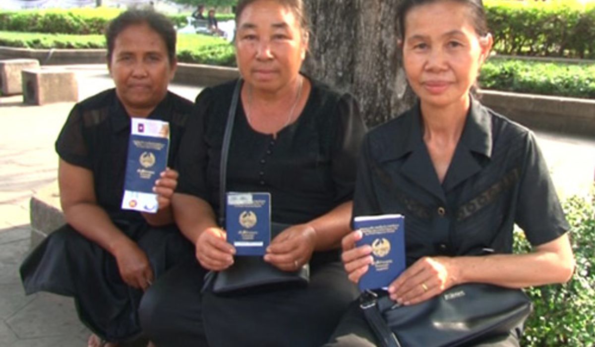 ชาวลาวเดินทางเข้าร่วมถวายสักการะพระบรมศพ