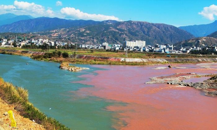 ตะลึง แม่น้ำเมืองจีนกลายเป็นแม่น้ำหยินหยาง เขียวครึ่งแดงครึ่ง