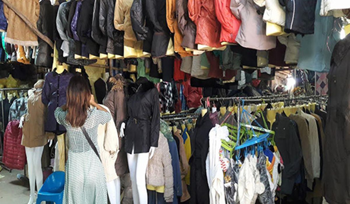 สุรินทร์เริ่มหนาวปชช.แห่ซื้อเสื้อกันหนาวมือ2