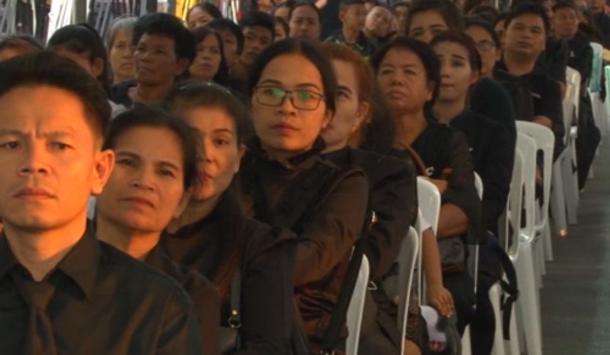 ปชช.รอเข้าถวายสักการะพระบรมศพ