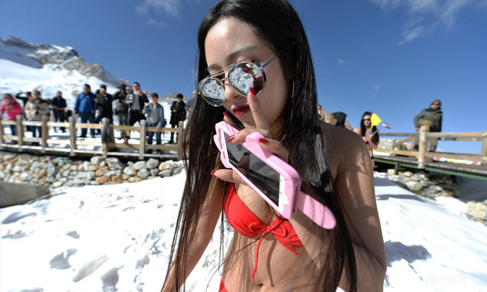 สาวจีนนุ่งบิกินี่ไลฟ์สดบนภูเขาหิมะสูง 5 พันเมตร ดึงดูดนักท่องเที่ยว