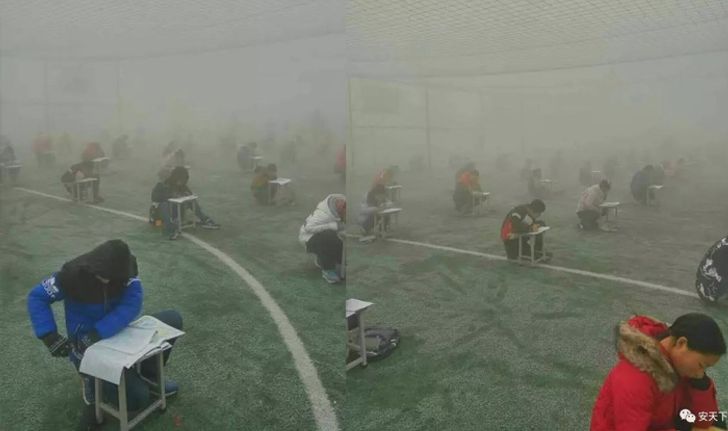 วิจารณ์สนั่น! รร.ในจีนจัดให้นักเรียนกว่า 400 คน สอบกลางสนามท่ามกลางหมอกควันหนา