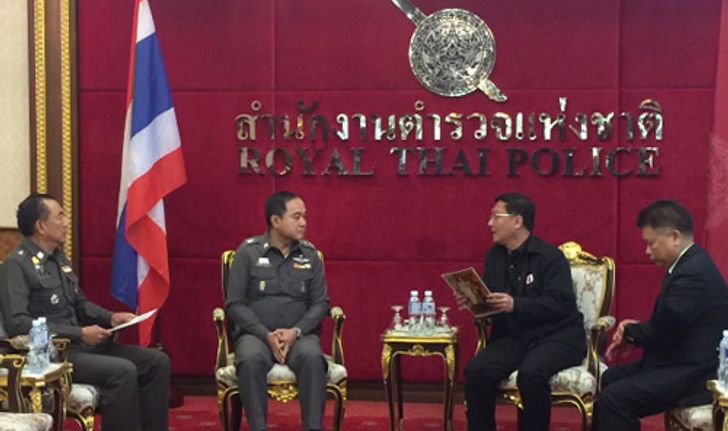 มูลนิธิเมาไม่ขับมอบพระบรมฉายาลักษณ์ร.9แจกปชช.