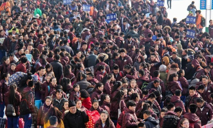 แน่นขนัด พ่อแม่จีนกว่า 6,000 คน เดินทางรับลูกกลับบ้านฉลองตรุษจีน