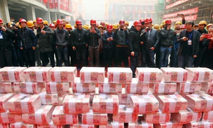 คุ้มค่า! ไซต์งานก่อสร้างเมืองจีนแจกโบนัสคนงานกว่า 12 ล้านหยวน