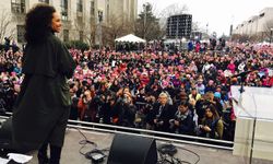 เซเลบเอลิสต์ตบเท้าเข้าร่วม Women’s March ส่งสาร “พวกเราไม่เอาทรัมป์!”