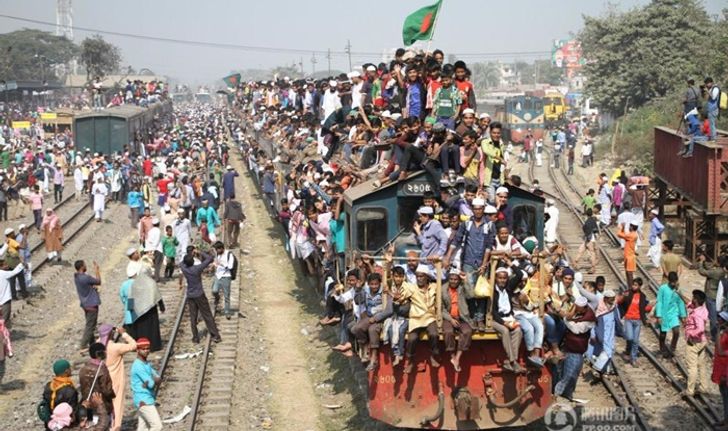 แน่นขนัด! ชาวมุสลิมในบังกลาเทศห้อยโหนขึ้นรถไฟกลับบ้านหลังร่วมพิธีศักดิ์สิทธิ์