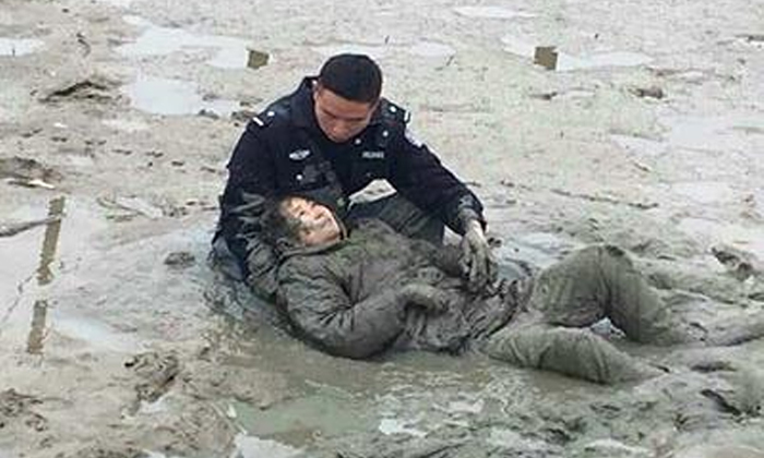 คนชื่นชม! ตำรวจจีนลุยโคลน นั่งพยุงช่วยคนแก่ล้มตกสระจนตัวแข็ง