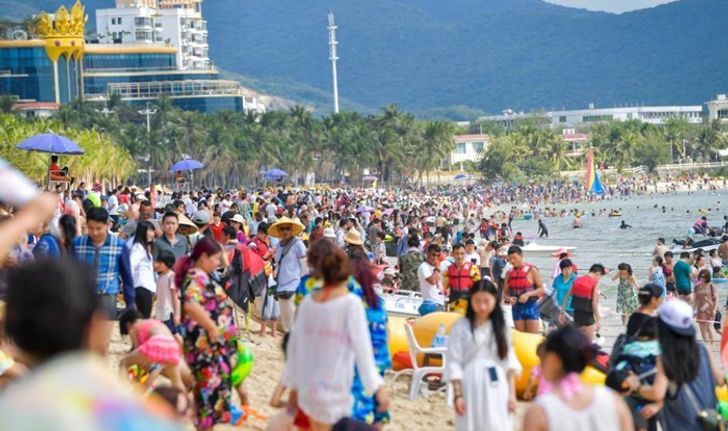 เต็มหาด! ชาวจีนหลายหมื่นคนแห่เที่ยวทะเลช่วงหยุดตรุษจีน