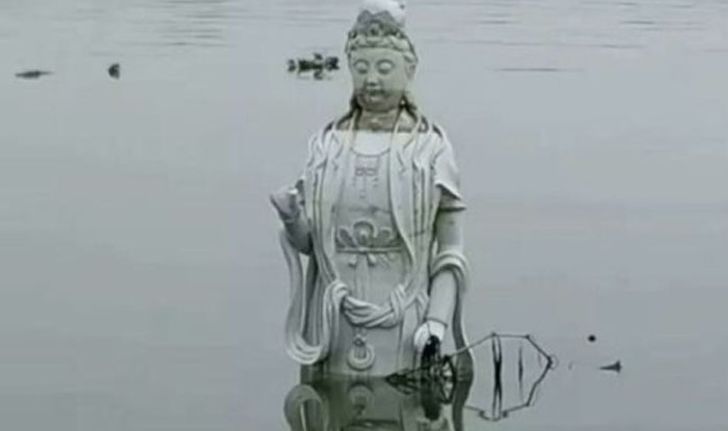 เจ้าแม่กวนอิมโผล่ลอยกลางแม่น้ำในจีน ชาวบ้านอัญเชิญแห่กราบไหว้