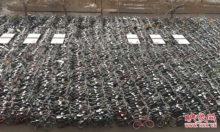 ตะลึง จักรยานเก่ากว่า 2 พันคัน ถูกทิ้งจอดเรียงจนเป็นสุสาน