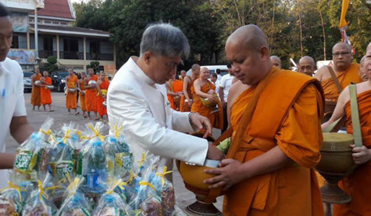 ผู้ว่าฯหนองคายนำพุทธศาสนิกชนตักบาตรวันมาฆบูชา