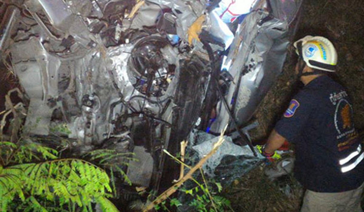 รถตู้ร.ร.ปอเนาะตกข้างทางประจวบฯชนต้นไม้ดับ2เจ็บ12