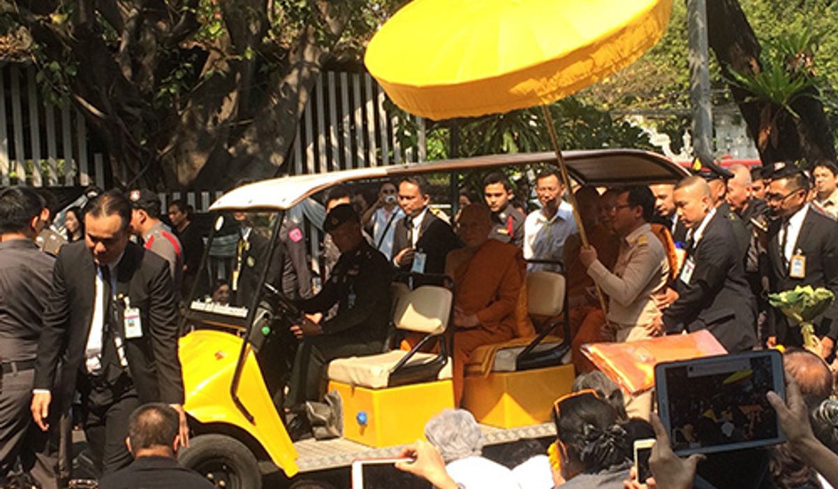 พระสังฆราชประทับรถกอล์ฟรอบวัดราชบพิธฯให้ปชช.เฝ้า