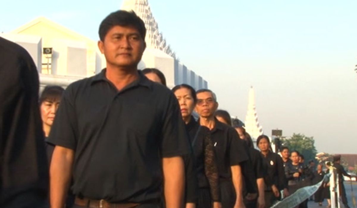 มท.นำพสกนิกร3จังหวัดกราบพระบรมศพ