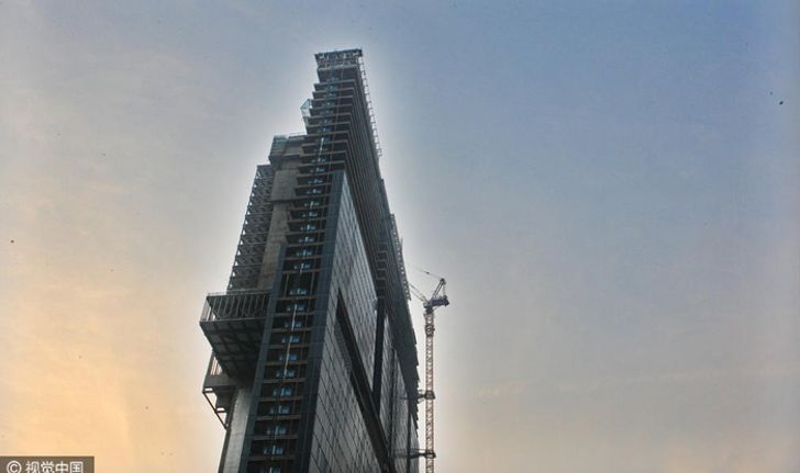 ตึกบางราวกระดาษแผ่นใหญ่ในจีน ชาวเน็ตแซวกลัวลมจะพัดล้ม