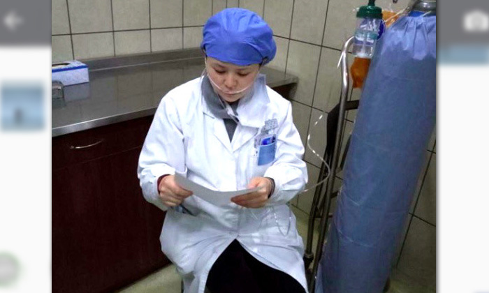 ผู้คนชื่นชม แพทย์หญิงจีนท้องแก่ 7 เดือน รับออกซิเจนไป ตรวจคนไข้ไป