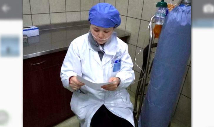 ผู้คนชื่นชม แพทย์หญิงจีนท้องแก่ 7 เดือน รับออกซิเจนไป ตรวจคนไข้ไป