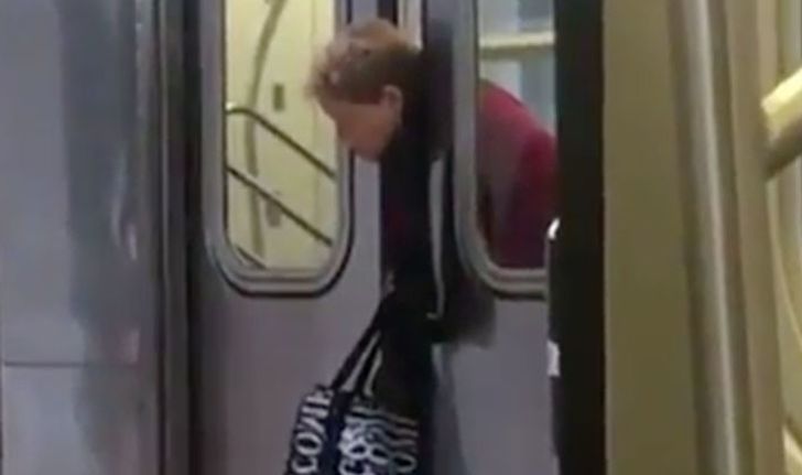 ดังไปทั่วโลก คนนิวยอร์กไม่คิดช่วย หญิงหัวติดประตูรถไฟ