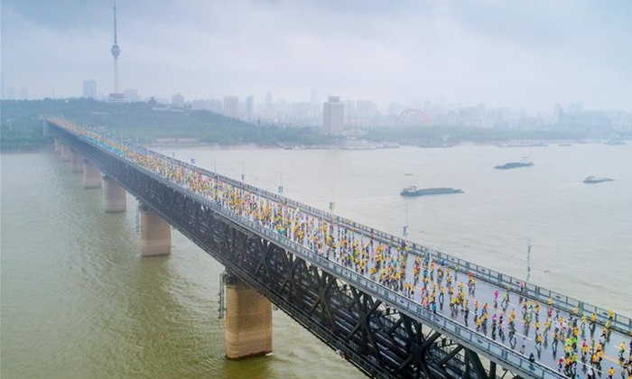 จีนปิดสะพานข้ามแม่น้ำแยงซีเกียง จัดงานวิ่งมาราธอนนานาชาติ