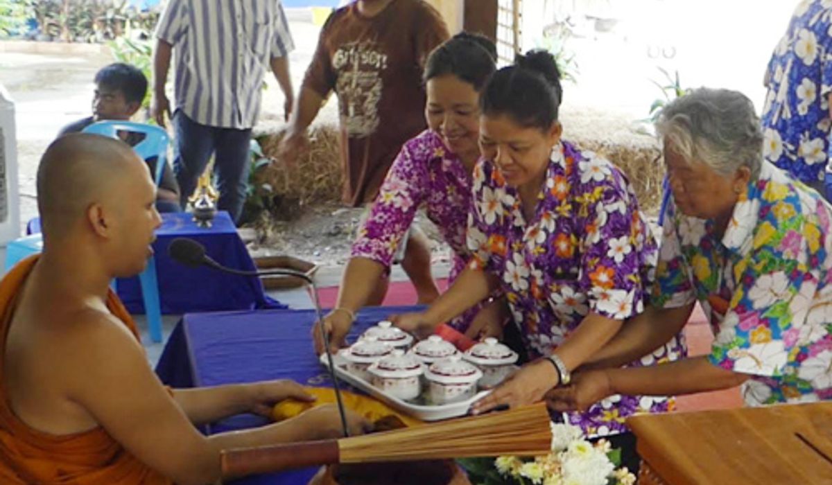 สงกรานต์มอญสามโคกส่งข้าวแช่ทำบุญบรรพบุรุษ