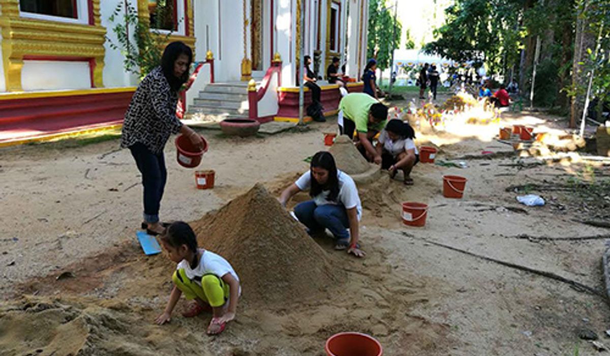 ชุมพรฟื้นประเพณีขนทรายเข้าวัด-โจ๋ร่วมเพียบ