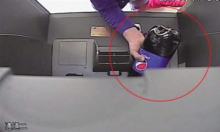 หญิงจีนโดนหลอกซ้ำ เทน้ำอัดลมใส่ตู้ ATM แล้วจะได้เงินคืน