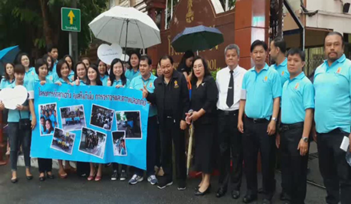 เปิดเทอมรร.หอวังคึกคักผู้ปกครองนำรถส่งบุตรหลาน