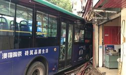 ระทึก! รถเมล์จีนพุ่งชนร้านขายของ เจ็บเกือบ 10 ราย