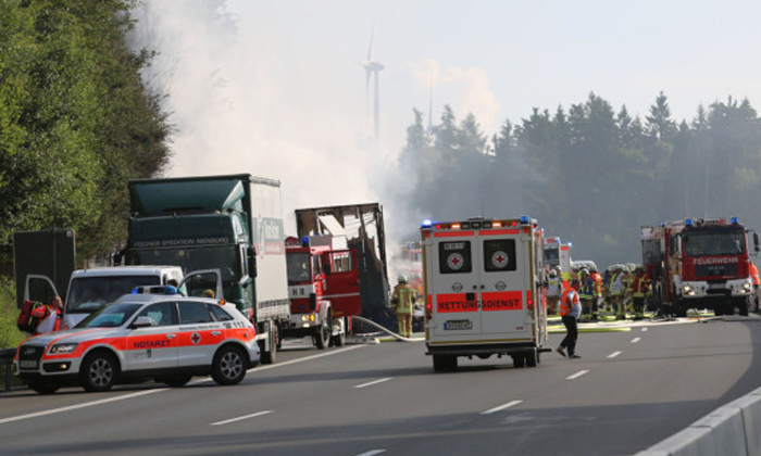 รถบัสชนรถบรรทุกในเยอรมนีจนไฟลุก เจ็บ 31 สูญหาย 17