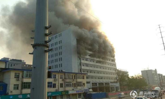 เกิดเหตุเพลิงไหม้อาคารรพ.ในจีน เบื้องต้นยังไม่ทราบสาเหตุ
