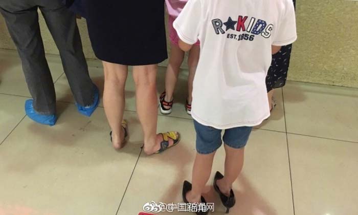 ชาวเน็ตจีนแห่แชร์ภาพชวนยิ้ม หนุ่มน้อยสลับรองเท้าตัวเองกับแม่