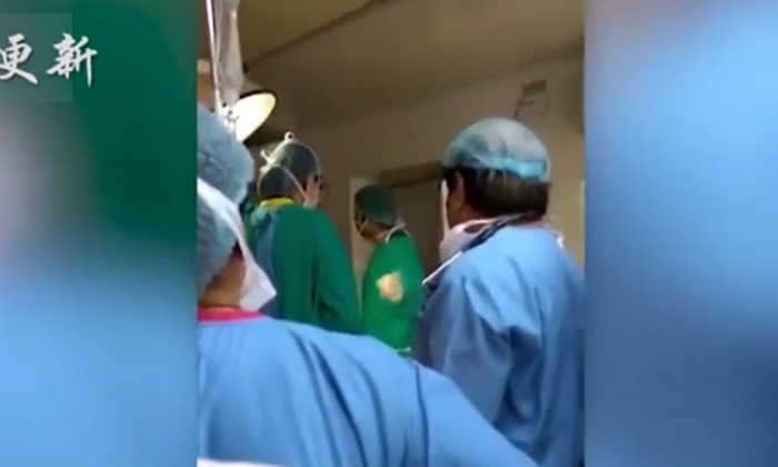 หมออินเดียทะเลาะกันขณะผ่าตัดทำคลอด สุดท้ายทารกตาย