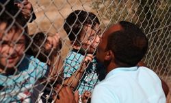 ภาพสะเทือนใจ! พ่อชาวซีเรียคุกเข่าจูบลูกน้อยผ่านรั้วค่ายผู้อพยพ