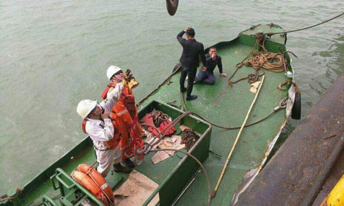 จีนช่วยเหลือ 9 ลูกเรือสูญหายเหตุเรือชนกัน ยังเดินหน้าค้นหาต่อ