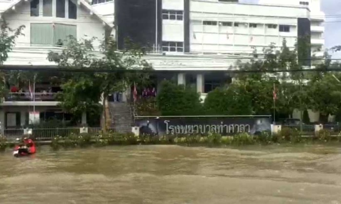 น้ำท่วม รพ.ท่าศาลา แพทย์-พยาบาลขนย้ายผู้ป่วยกันจ้าละหวั่น