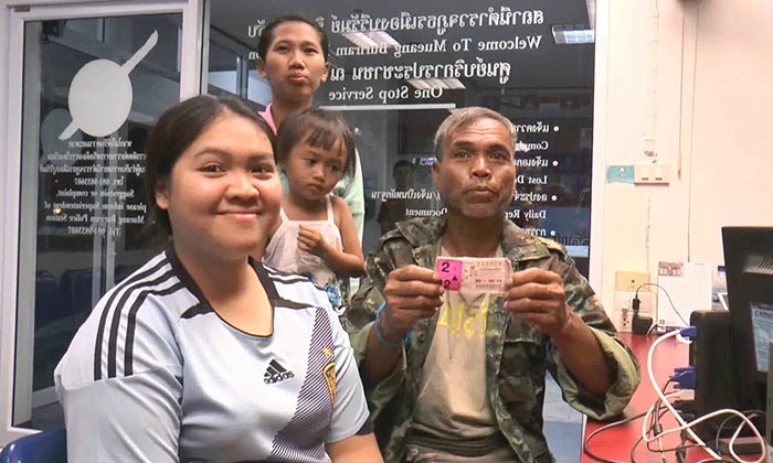 ลุงชาวนาถูกลอตเตอรี่ 12 ล้าน ยันบริจาคให้ รพ.1 ล้าน โรงพัก 1 แสน