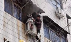 ฮีโร่ชายจีน ใจกล้าปีนตึกมือเปล่า ช่วยหญิงท้องแก่จากไฟไหม้