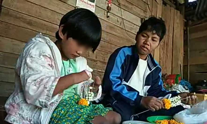 แม่พาลูกสาว 8 ขวบ ไร้มือเท้า เที่ยววันเด็กเสร็จรีบกลับบ้าน ช่วยกันร้อยมาลัยขาย