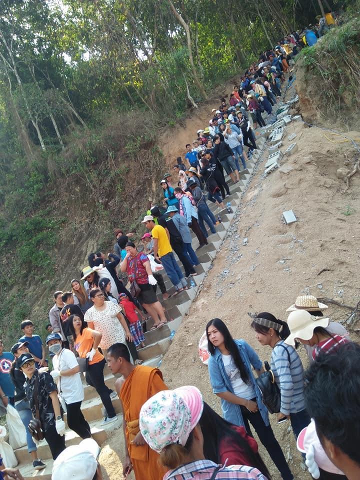 พระสร้างบันได วัดเขาตะแบก