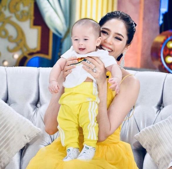 ชมพู่ อารยา สายฟ้า พายุ